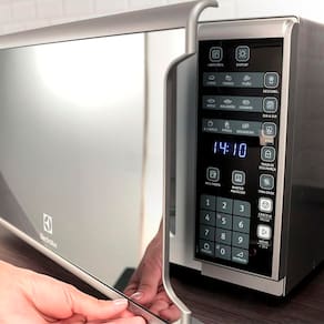 Micro-ondas Electrolux MI41S Inox Espelhado Painel Integrado Função Tira Odor 31 litros