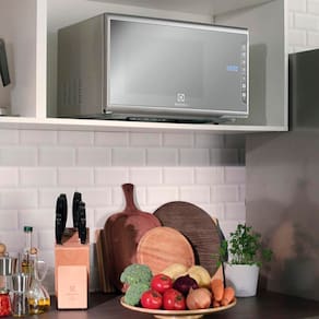 Micro-ondas Electrolux MI41S Inox Espelhado Painel Integrado Função Tira Odor 31 litros