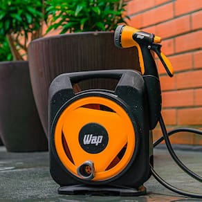 Mangueira para Jardim Wap GMEEM01 com Enrolador e Esguicho Múltiplo