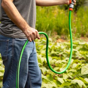 Mangueira Tramontina Flex para Jardim Verde com Faixa Preta em PVC 4 Camadas, Engate Rápido, Engate Rosqueado, Hidropistola e Suporte – 15 Metros - 2