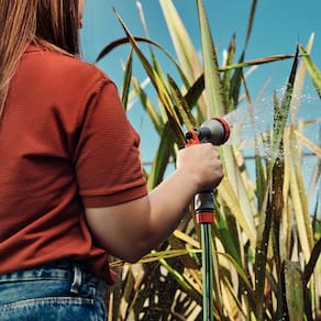 Mangueira Tramontina Flex para Jardim Verde com Faixa Preta em PVC 4 Camadas, Engate Rosqueado, Esguicho e Suporte – 20 Metros - MANGUEIRA FLEX P/ JARDIM TRAMONTINA VD 20 METROS - 1