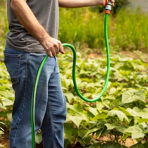 Mangueira Tramontina Flex para Jardim Verde com Faixa Preta em PVC 4 Camadas, Engate Rosqueado, Esguicho e Suporte – 20 Metros - MANGUEIRA FLEX P/ JARDIM TRAMONTINA VD 20 METROS - 2