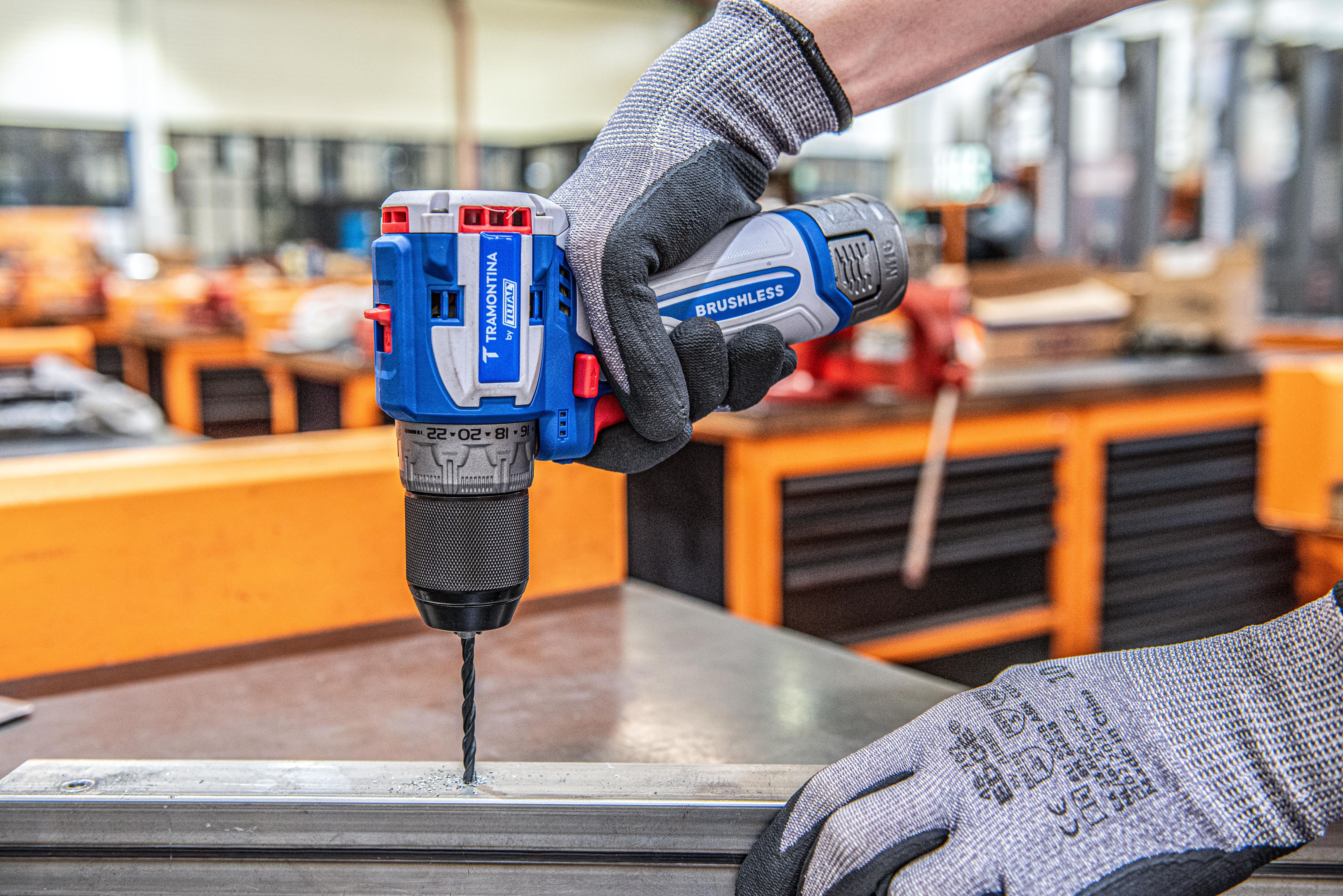 Parafusadeira Furadeira Tramontina by TOTAL 16V Brushless 60 N.m Mandril 1/2" com 2 Baterias - 1