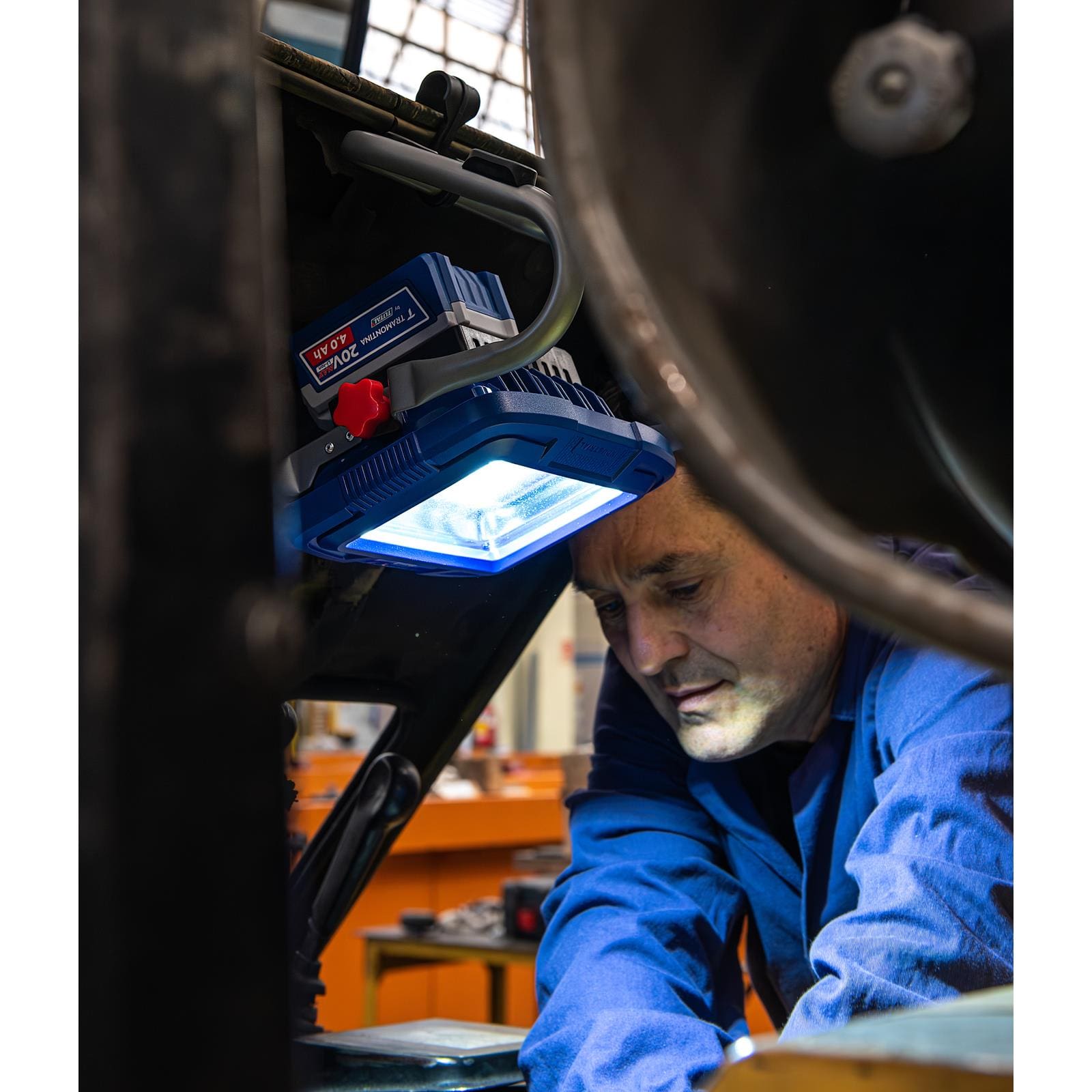 Refletor LED Tramontina by TOTAL 20V 20W Ajuste 360° Iluminação Portátil Alta Potência - 1