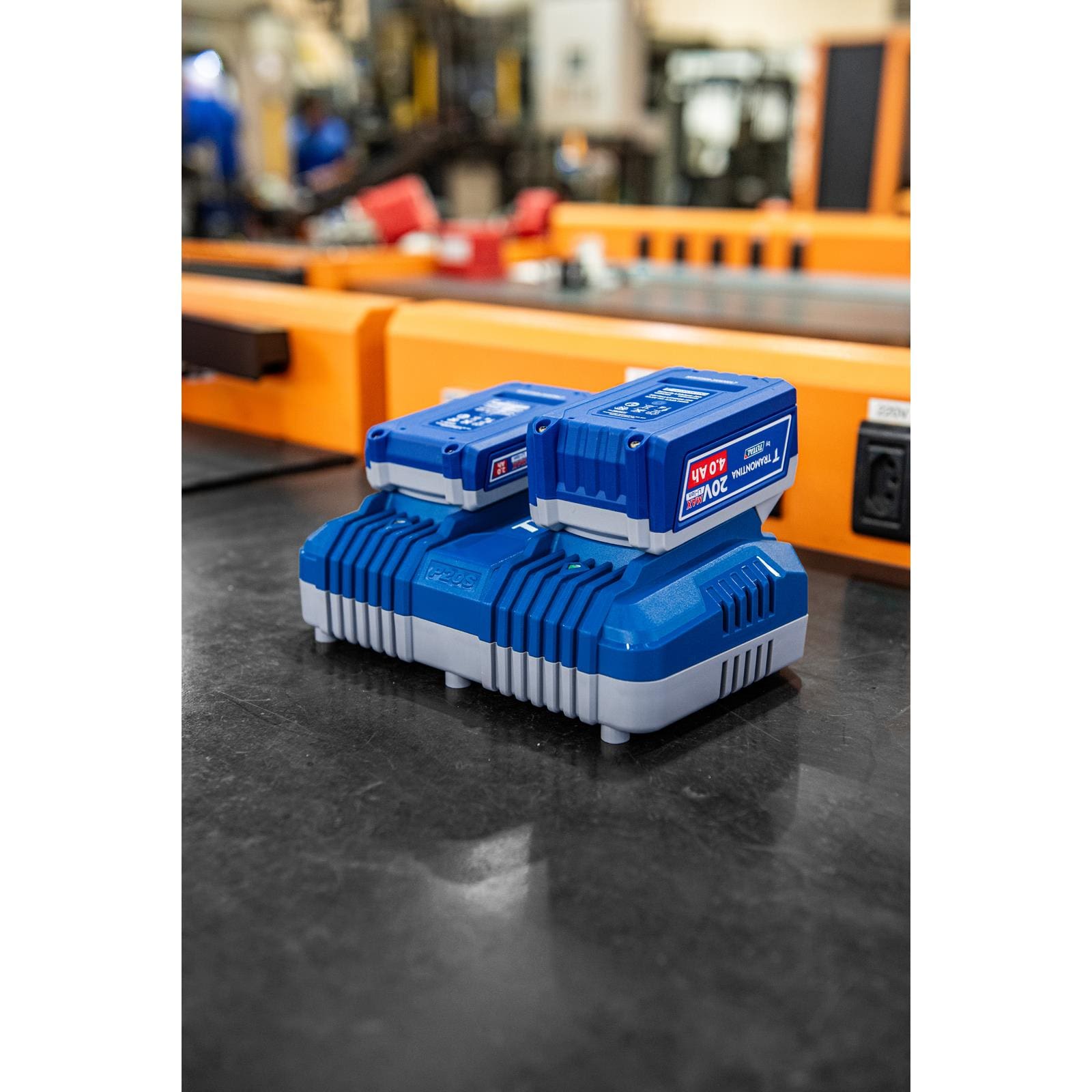 Carregador Duplo de Baterias Tramontina by Total 20V 4,0A Bivolt - 1