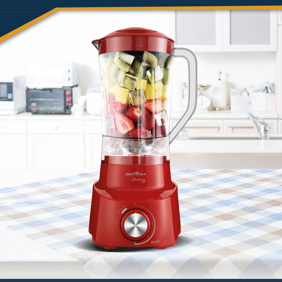 Liquidificador Britânia Diamante 800 vermelho imagem frontal frente frutas picadas pedaços kiwi morango manga pedras gelo mesa cozinha  