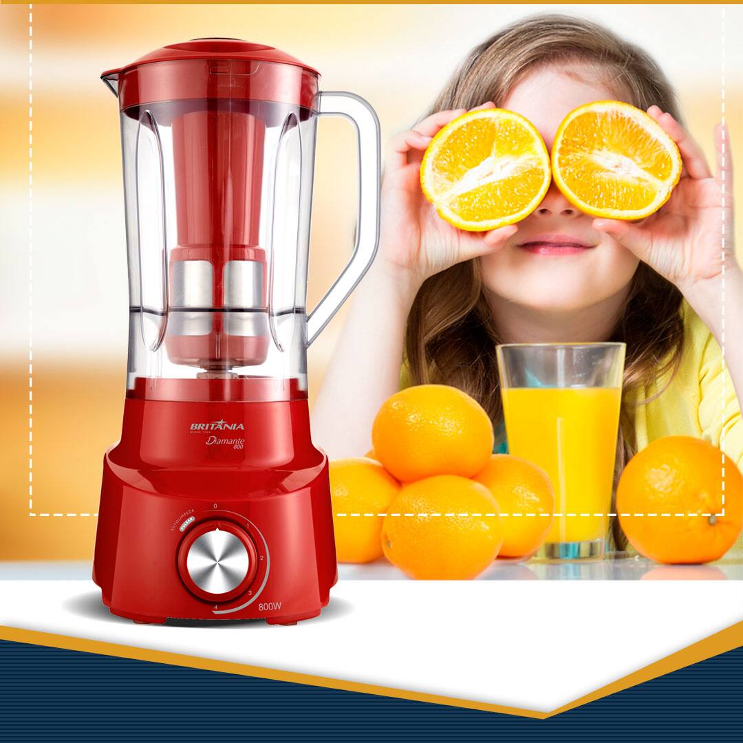 menina garota sorrindo brincadeira cabelo castanho dois pedaços metade laranja mãos copo suco laranjas liquidificador vermelho