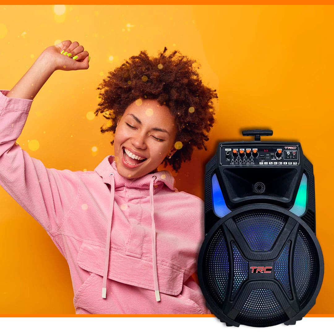 imagem frontal frente Caixa de Som Amplificada TRC CT 500 azul preta mulher moça jovem preta negra rindo sorrindo sorriso mão pra cima olhos fechados agasalho jaqueta blusa rosa fundo arte laranja 
