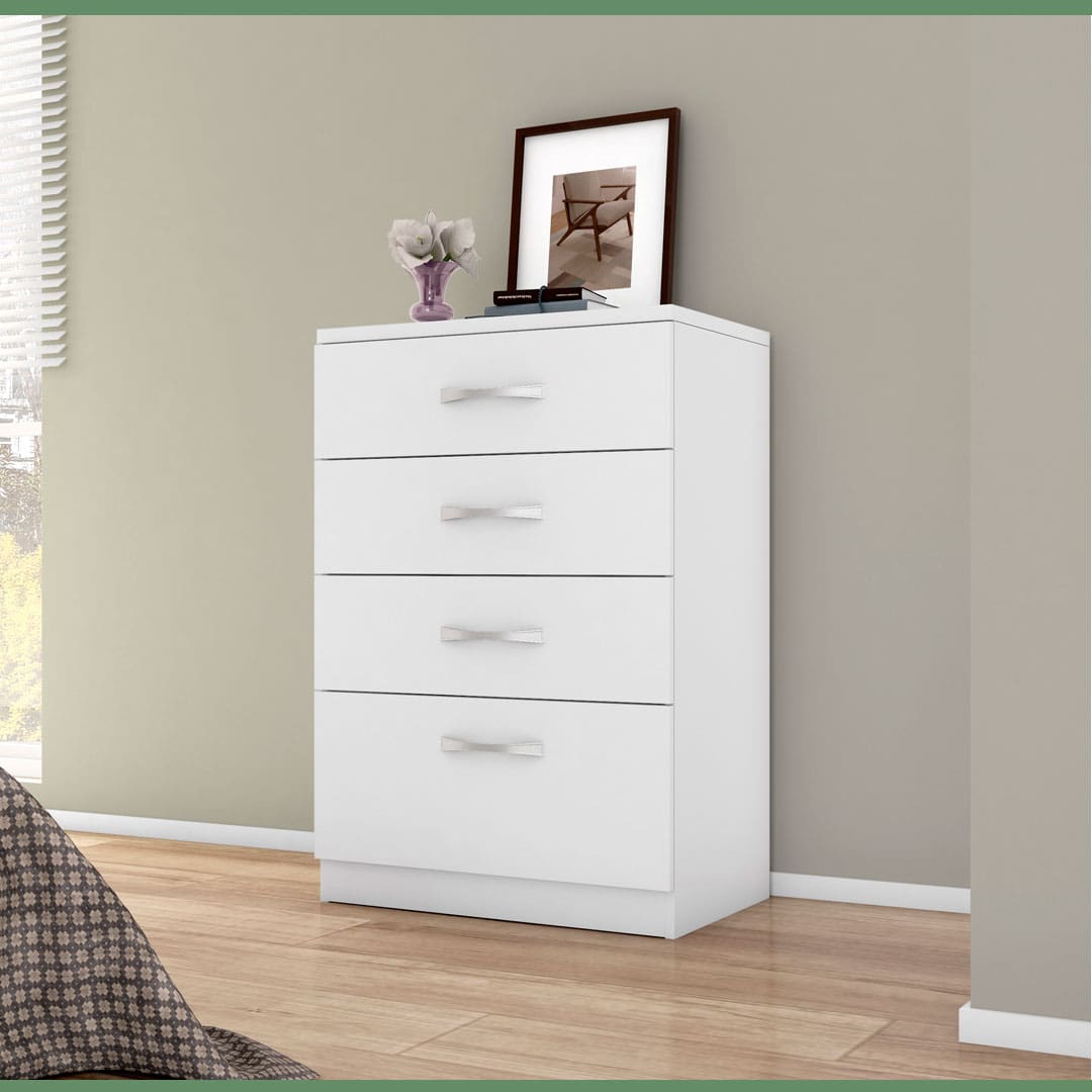 cômoda branca quatro gavetas vaso planta flor livros quadros parede cinza quarto persiana janela piso marrom madeira