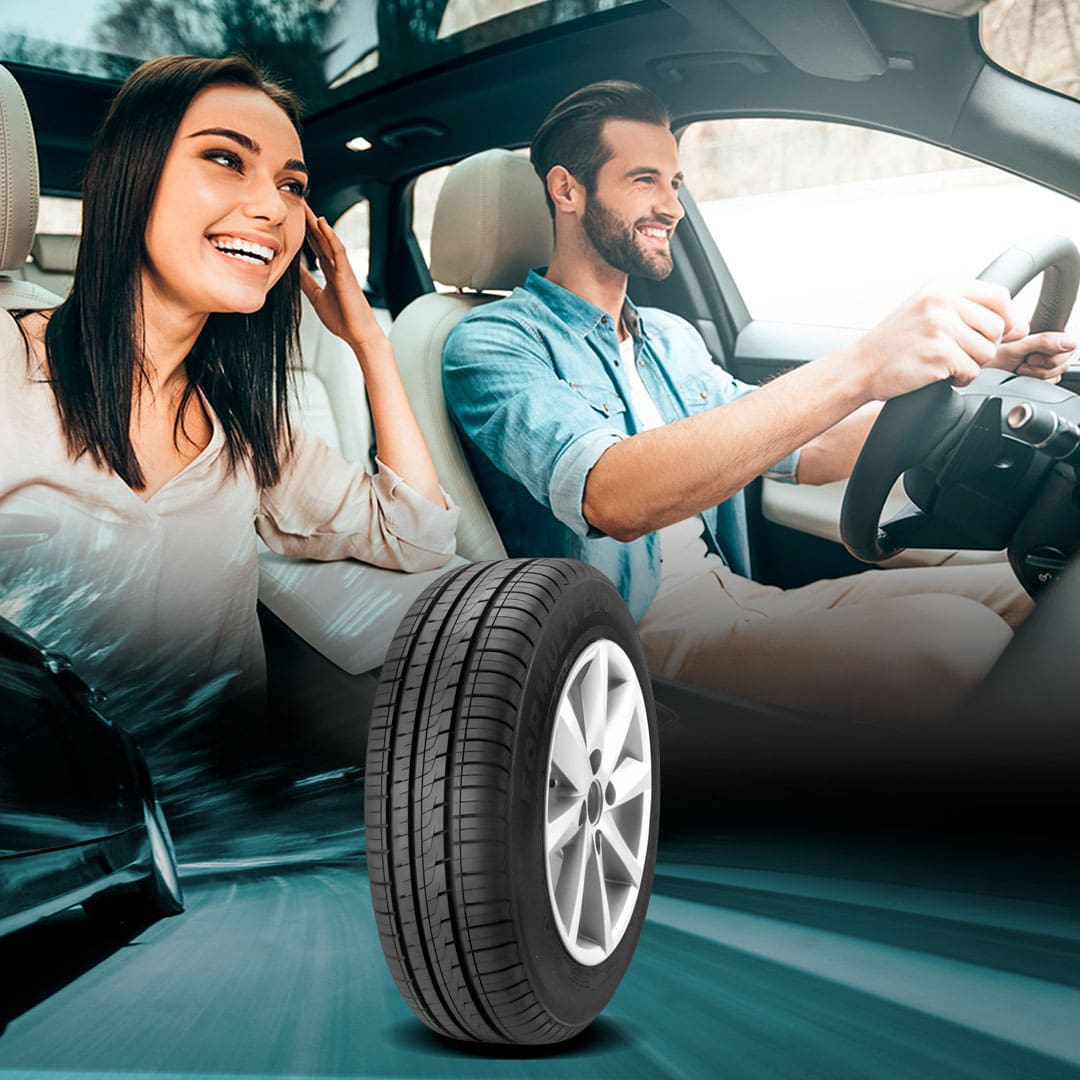 Casal dentro do carro, com o Pneu Pirelli Formula Evo em evidência