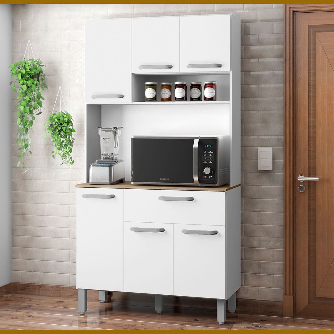 imagem frontal frente Cozinha Compacta Poliman Sofia branco microondas liquidificador potes temperos tampo marrom madeira puxadores prata piso chão porta fechadura cinza prata interruptor branco botão parede tijolos vasos pendurados planta verde plantas verdes folha folhas
