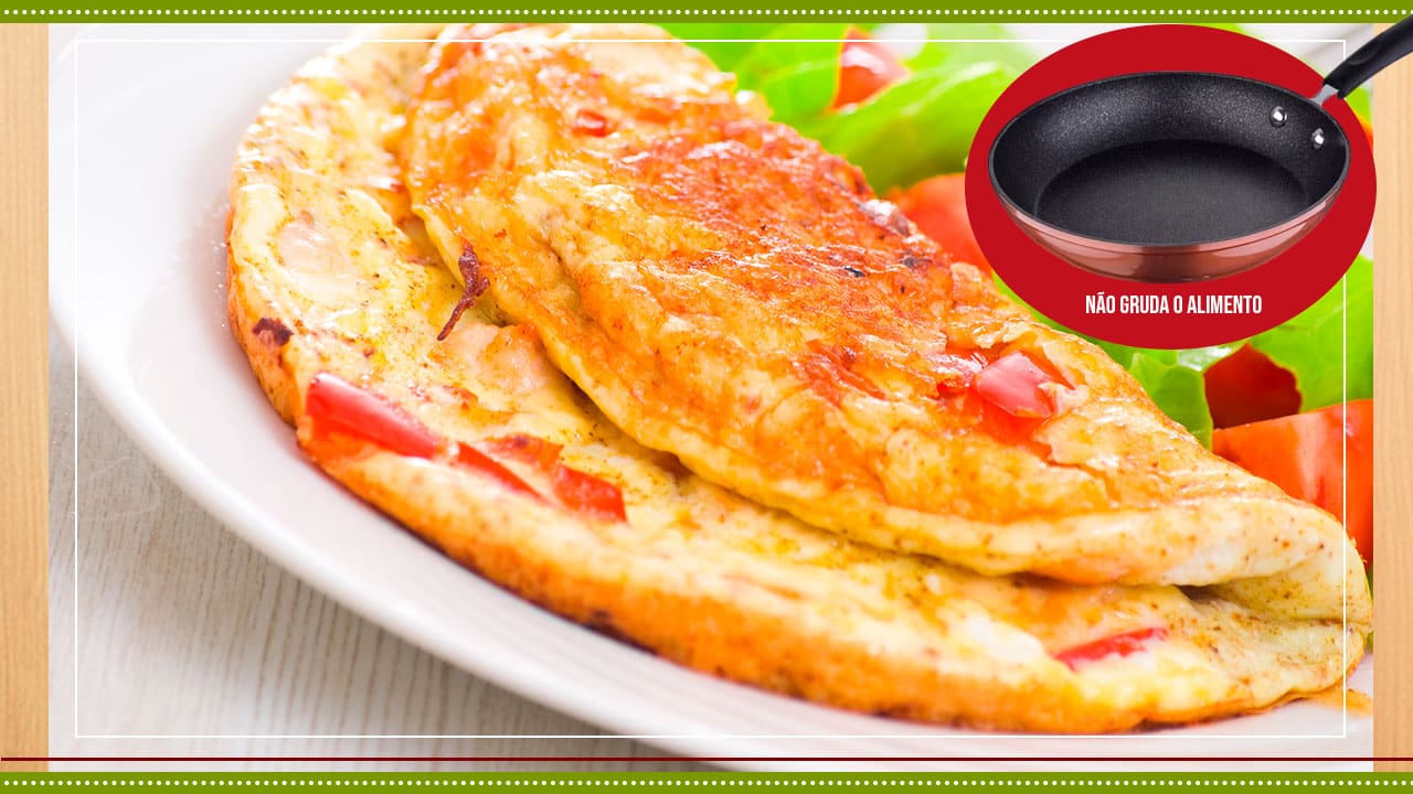 imagem mostra omelete e o destaque para o revestimento antiaderente que não gruda os alimentos