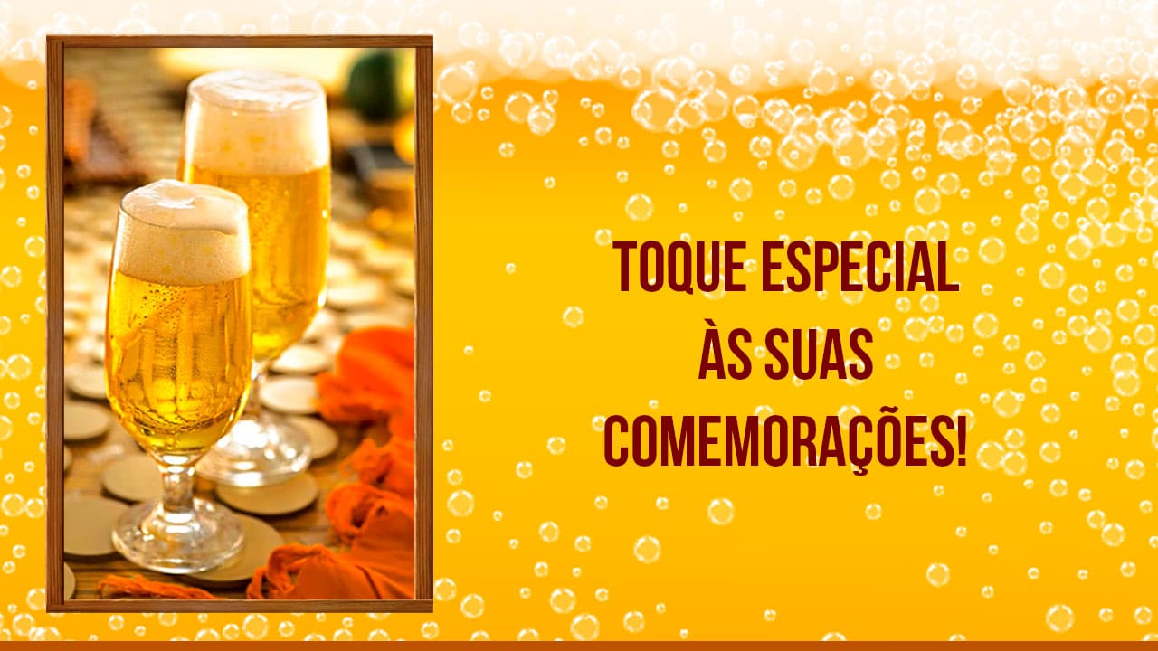 duas taças de cerveja cheias em um local festivo