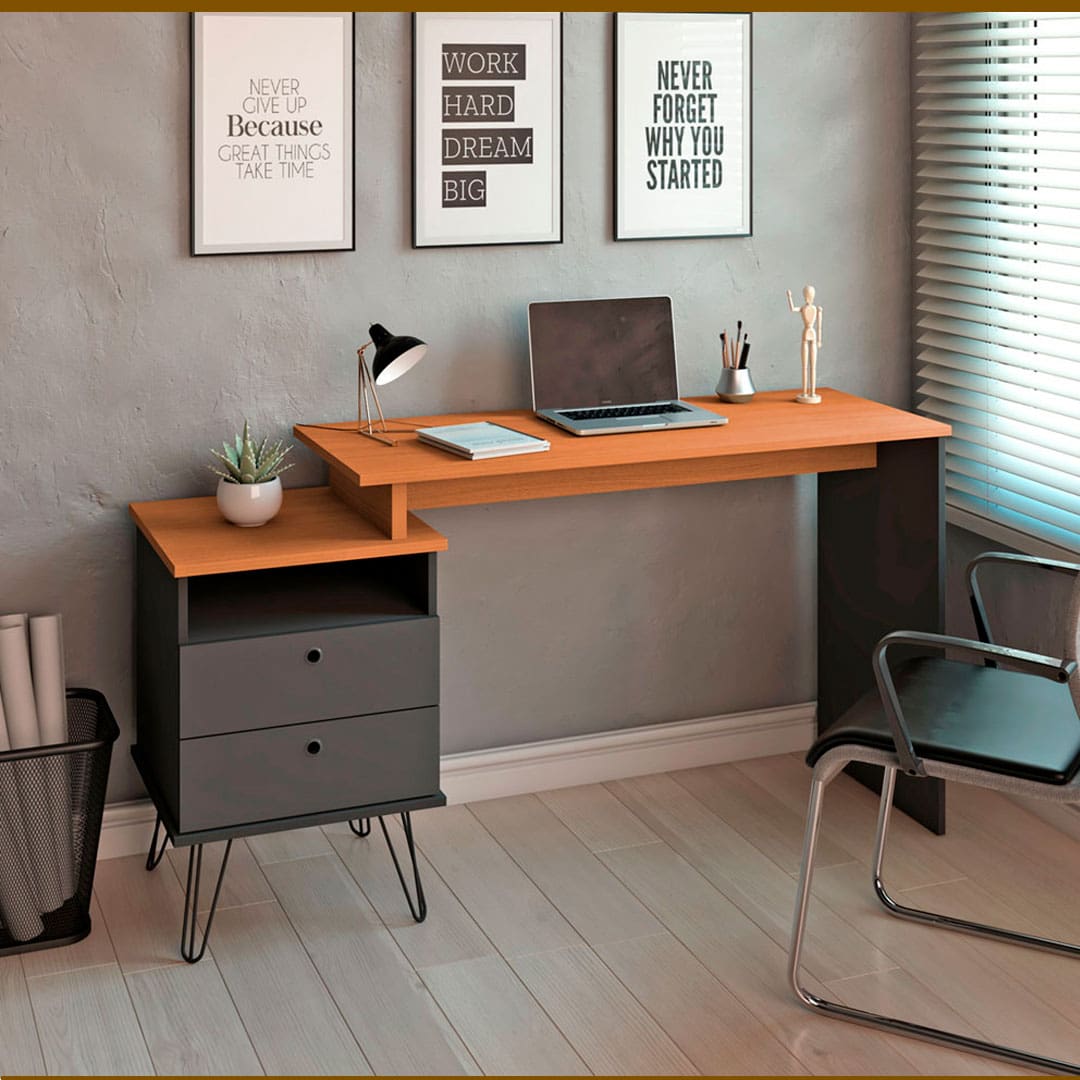 imagem frontal frente Escrivaninha Artany Plus cinza preta preto marrom gavetas fechadas pés notebook luminária livro lata porta lápis caneta quadros brancos borda preta vaso branco planta folha verde objeto decorativo cortina persiana cadeira parede chão piso marrom madeira lixeira