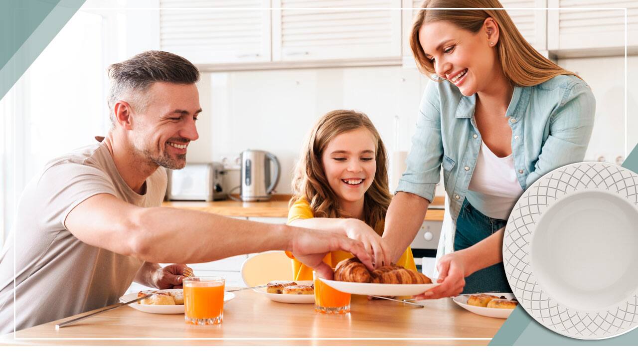 família fazendo refeição
