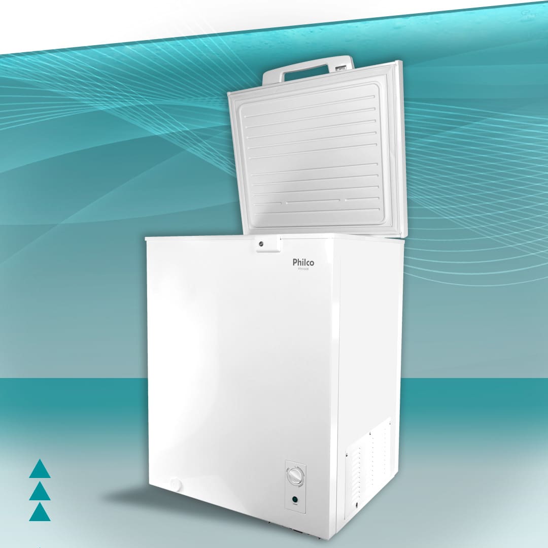 Imagem frontal frente Freezer Refrigerador Philco PFH160B branco aberto porta levantada aberta fundo arte verde