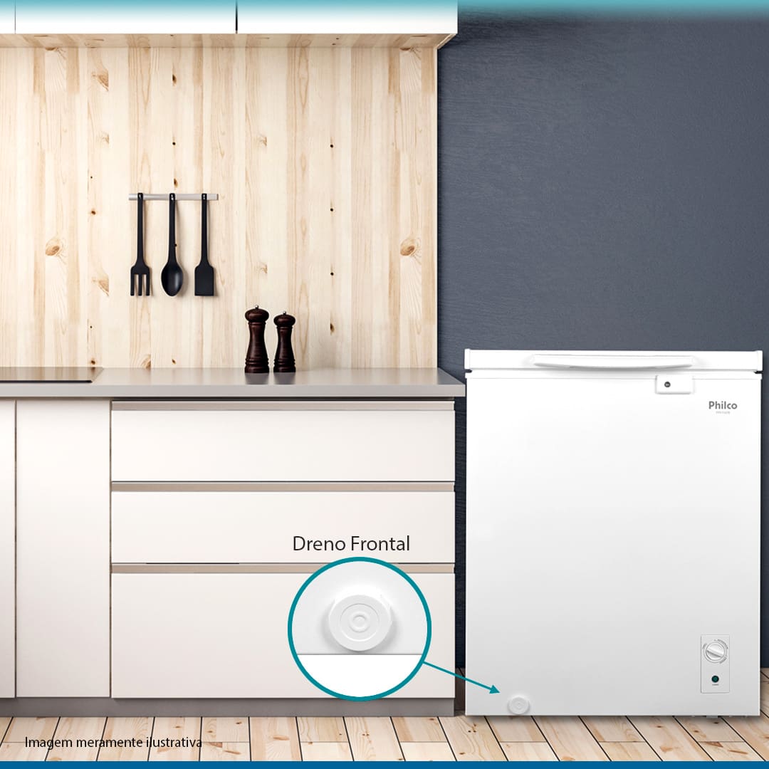 imagem aproximada zoom destaque dreno frontal Freezer Philco branco móvel cozinha bancada cinza utensílios pretos acessório parede alto azulejo parede piso marrom madeira