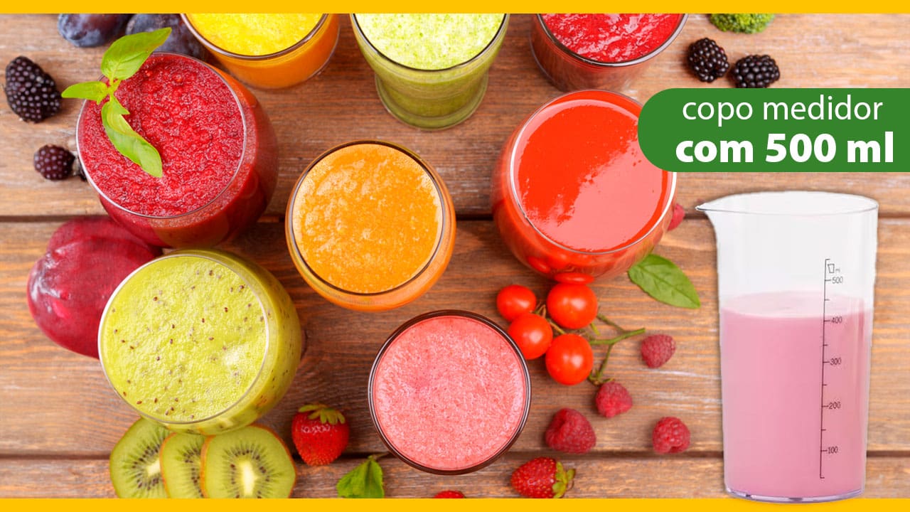 imagem mostra o copo medidor que acompanha o produto em primeiro plano além de sucos e frutas em segundo plano