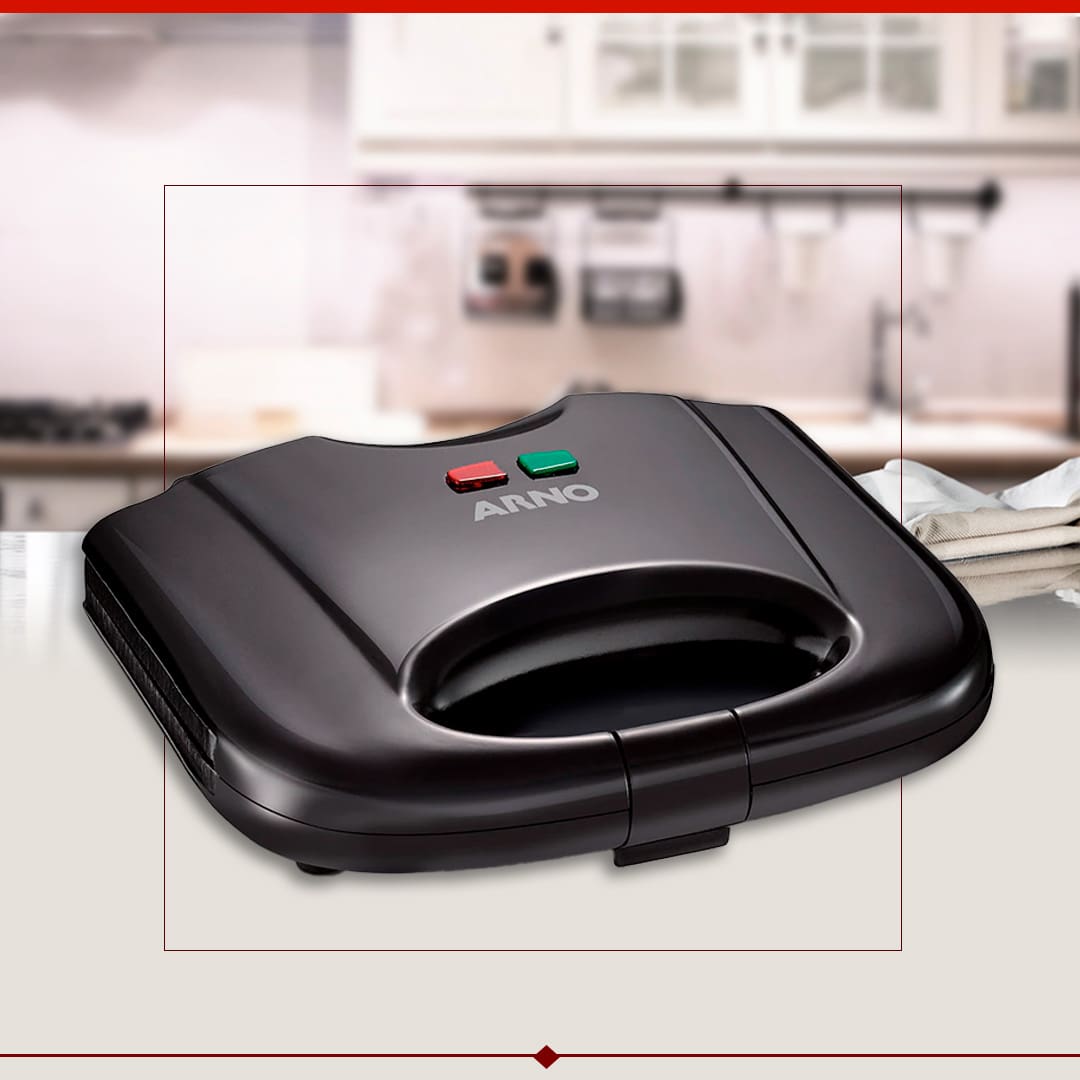 Imagem frontal frente Sanduicheira Arno preta bancada mesa branca fundo cozinha