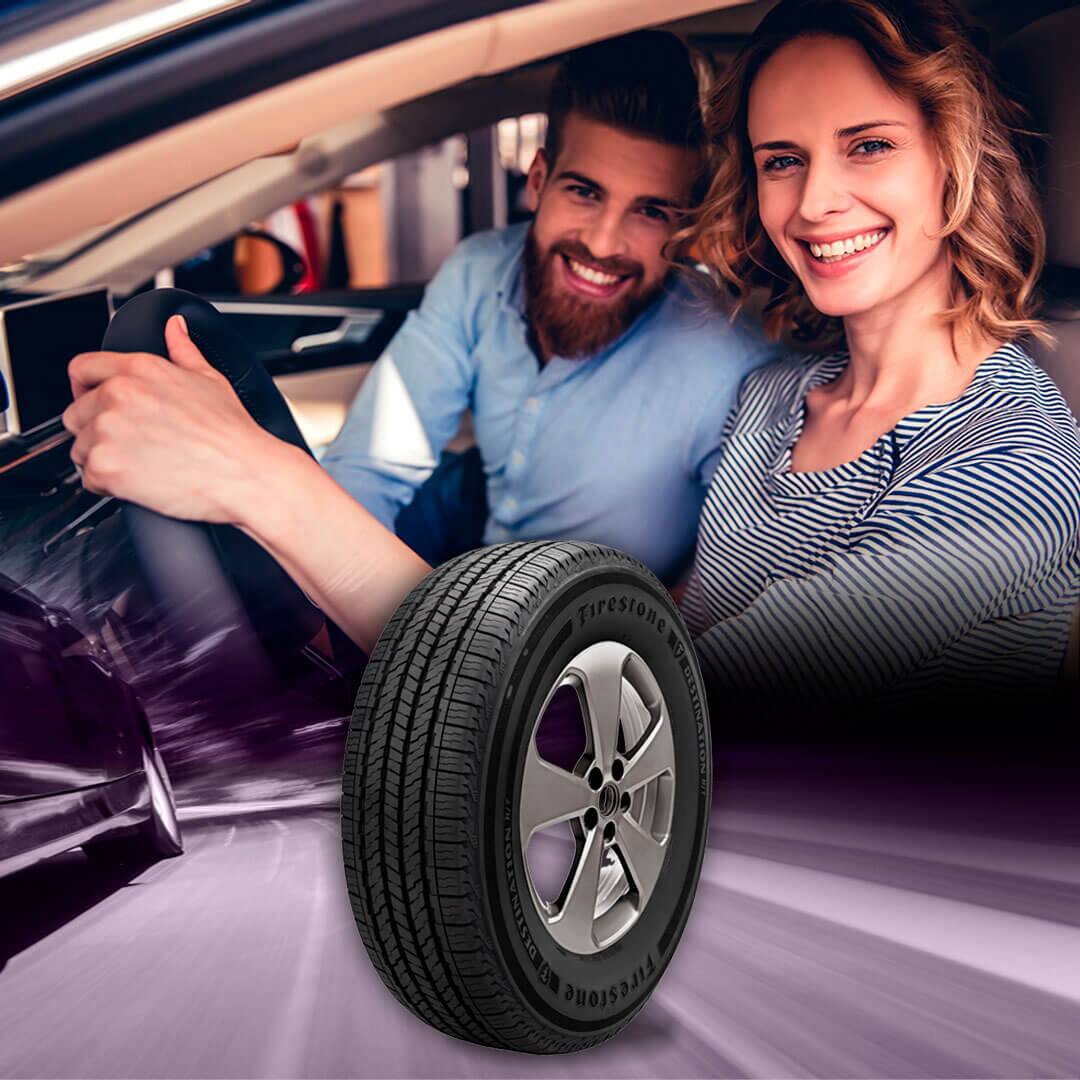 Casal dentro do carro com o Pneu Firestone Destination em evidência