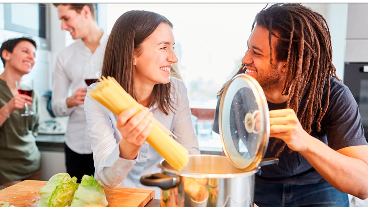 Casal cozinhando juntos