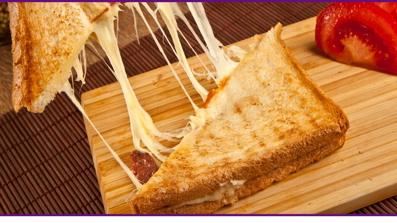 lanche de queijo preparado na sanduicheira