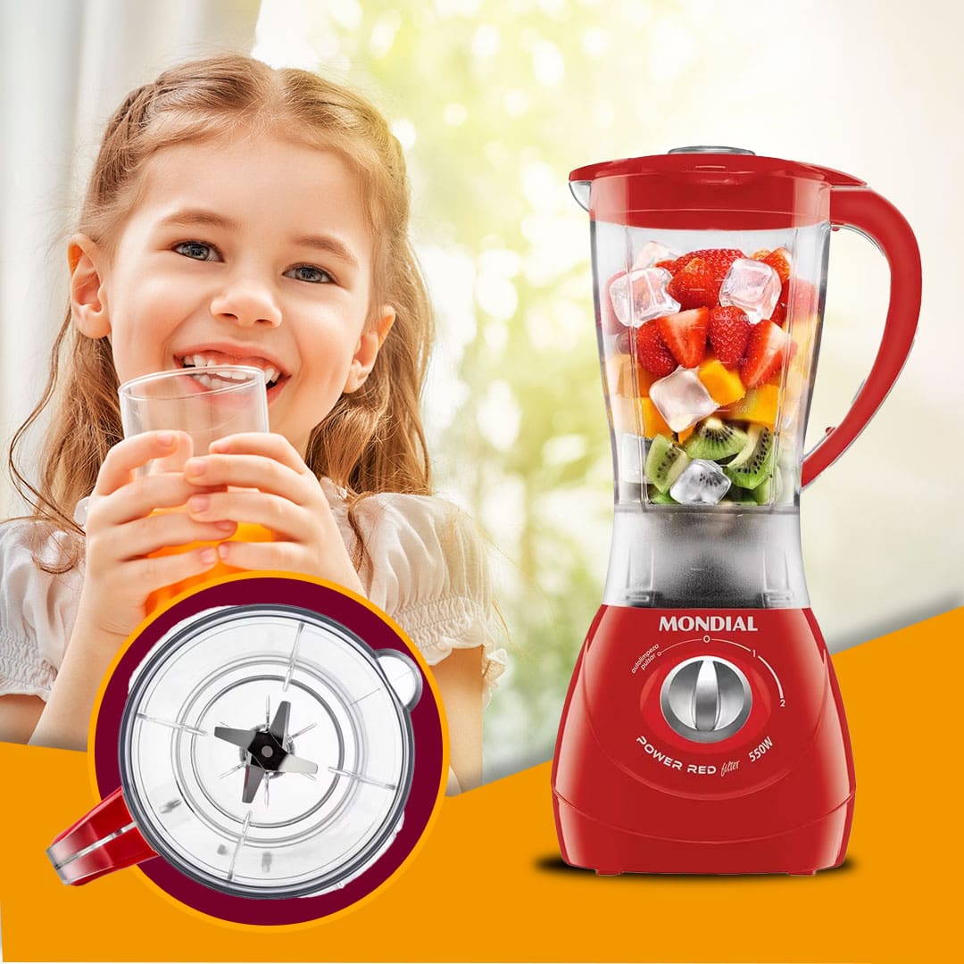 menina garota criança sorrindo sorriso alegre branca loira cabelo castanho olhos claros verdes copo transparente suco laranja mãos parte baixo Liquidificador Mondial vermelho com tampa tampado botão cinza prata frutas picadas cortadas morango manga kiwi pedras gelo