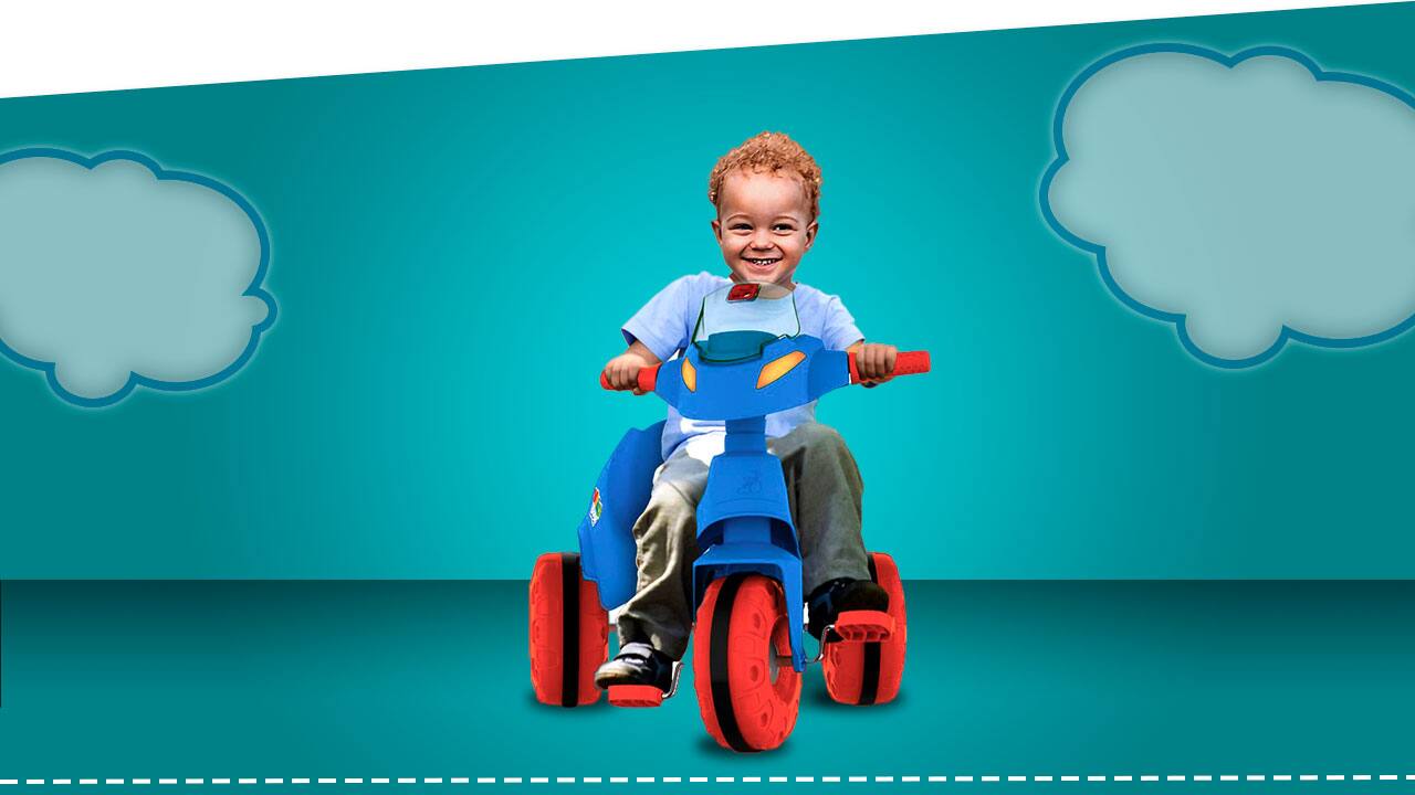 Criança pedalando no Triciclo Bandeirante Velobaby 356 