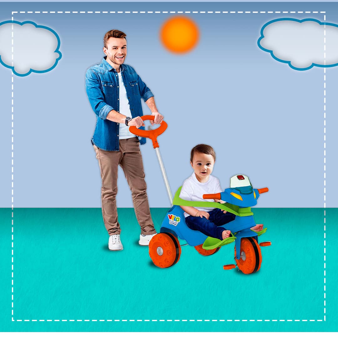 Pai conduzindo o filho pela haste do Triciclo Bandeirante Velobaby 356 