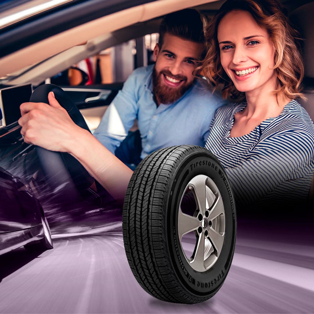 Casal dentro do carro, com o Pneu Firestone Destination HT em evidência