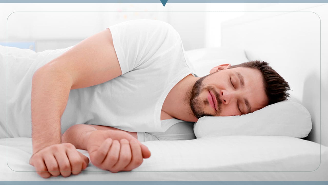 homem dormindo cama