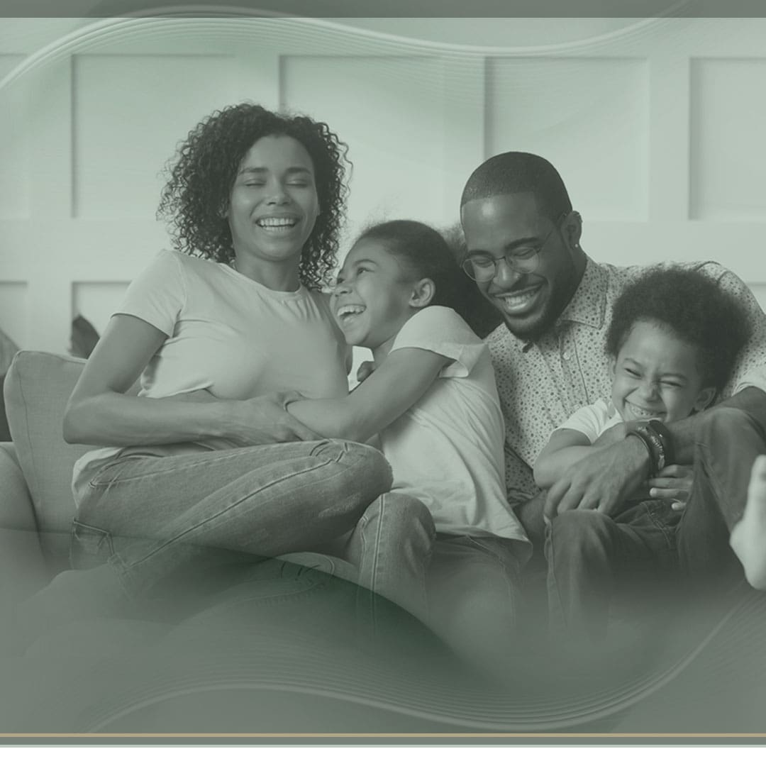 Família reunida e feliz no sofá