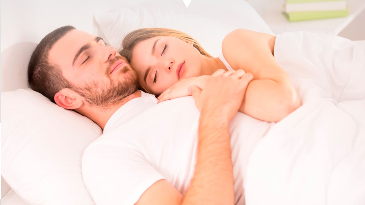 Casal dormindo sobre a Cama Box Probel Advanced