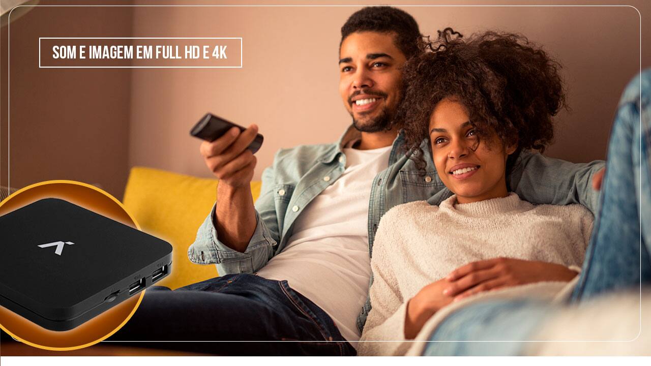 imagem mostra homem e mulher sentados vendo TV, ele está com o controle remoto na mão. Em primeiro plano há o aparelho Smart TV Box Aquário