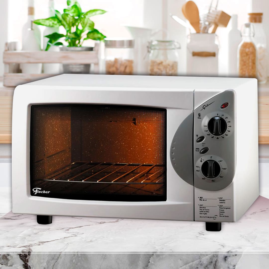 imagem frontal frente Forno Elétrico Fischer Grill branco cinza claro porta fechada fechado aceso luz interna mesa bancada mármore fundo cozinha planta verde potes brancos transparentes estrutura marrom madeira