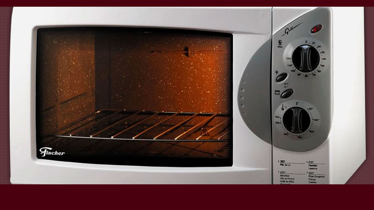 imagem frontal frente Forno elétrico Fischer branco cinza claro porta fechada fechado aceso luz interna ligado