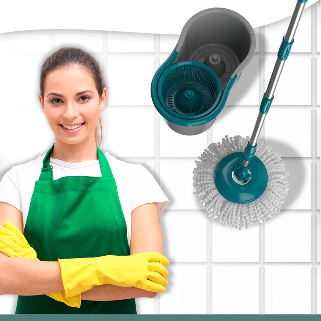 mulher moça jovem cabelo preso sorriso sorrindo camiseta branca avental verde luvas amarelas imagem aérea mop giratório flashlimp fit visto por cima alto fundo quadrados brancos