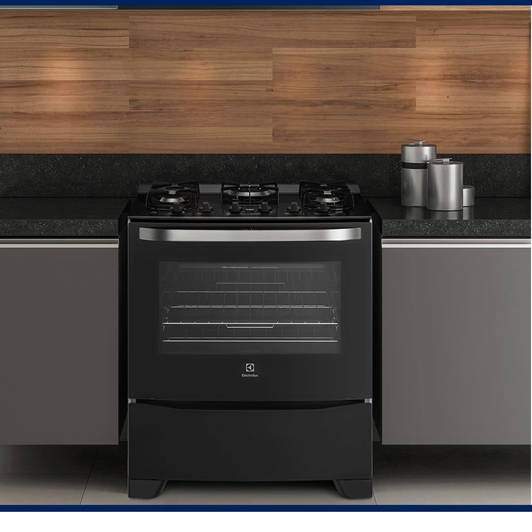 imagem frontal frente Fogão Electrolux 76GS 5 cinco bocas preto encaixado dentro entre móveis cozinha puxador prata cinza bancada mármore preta azulejo parede marrom madeira acessórios utensílios domésticos potes açúcar café pó parte cima superior exaustor livros nicho decorativo decoração 