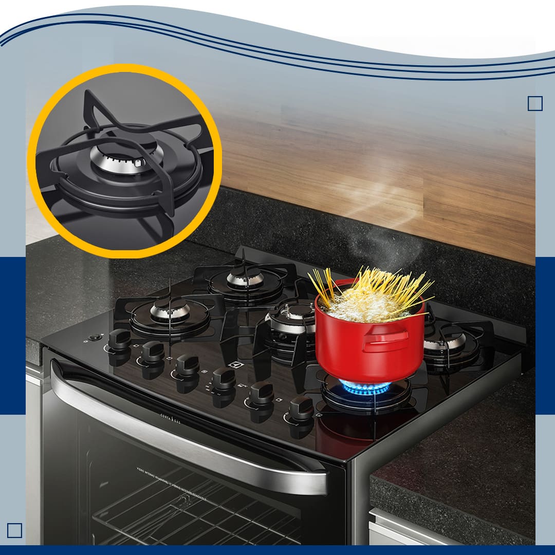 imagem frontal frente aproximada destaque zoom boca queimador apagado desligado Fogão Electrolux 5 bocas preto prata cinza aceso ligado fogo panela vermelha macarrão água borbulhando fervendo queimando cozinhando preparo alimento refeição bancada preta mármore azulejo parede marrom madeira 