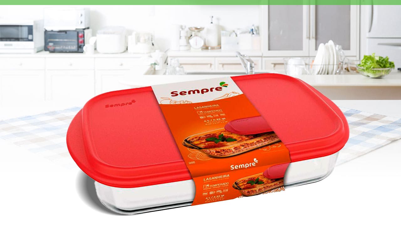 Lasanheira Refratária Sempre fechada embalagem pote tampado fechado vermelho branco toalha mesa quadriculada fundo cozinha 