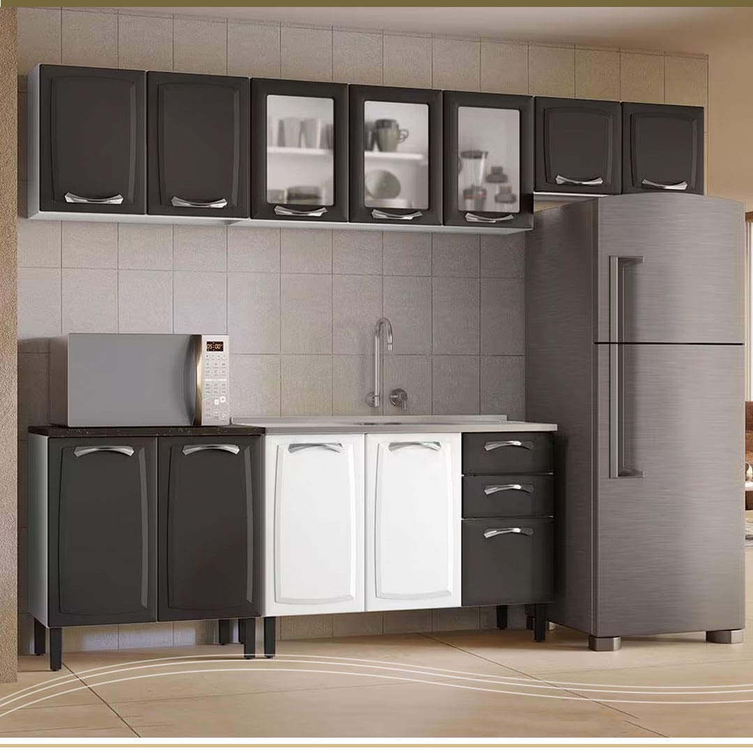 imagem frontal frente Cozinha Compacta Itatiaia New Premium módulos preto branco portas vidro conteúdo interior parte interna à mostra potes utensílios objeto decorativo frutas bancada tampo forno microondas equipamento geladeira cinza chumbo piso parede bege