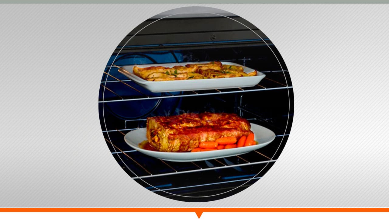 Duas receitas assando nas duas prateleiras do forno