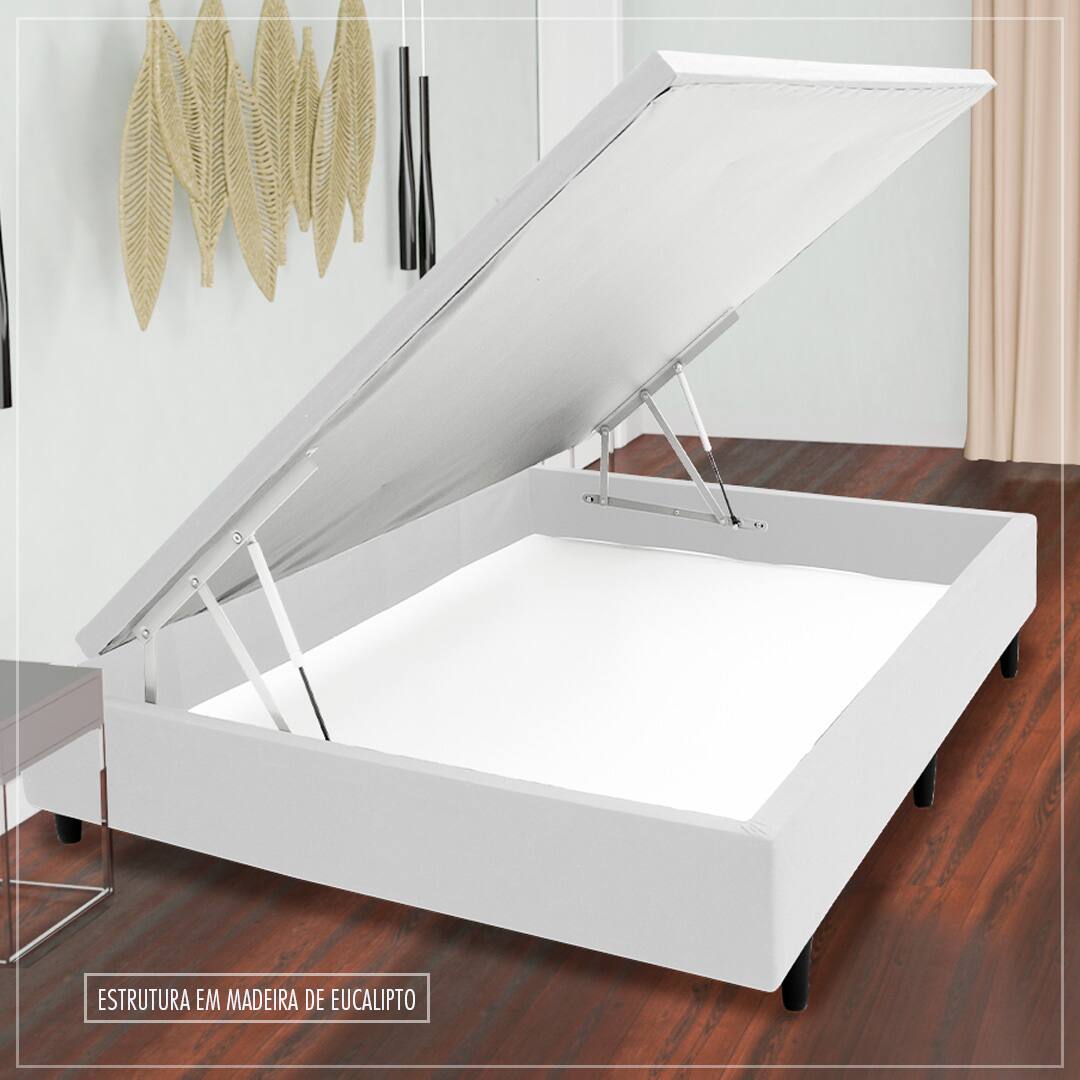 Estrutura em madeira de eucalipto Base Box Colchão Casal MGA Lift Cotton branca branco baú aberto chão piso marrom madeira cortina bege banco banquinho objetos decorativos