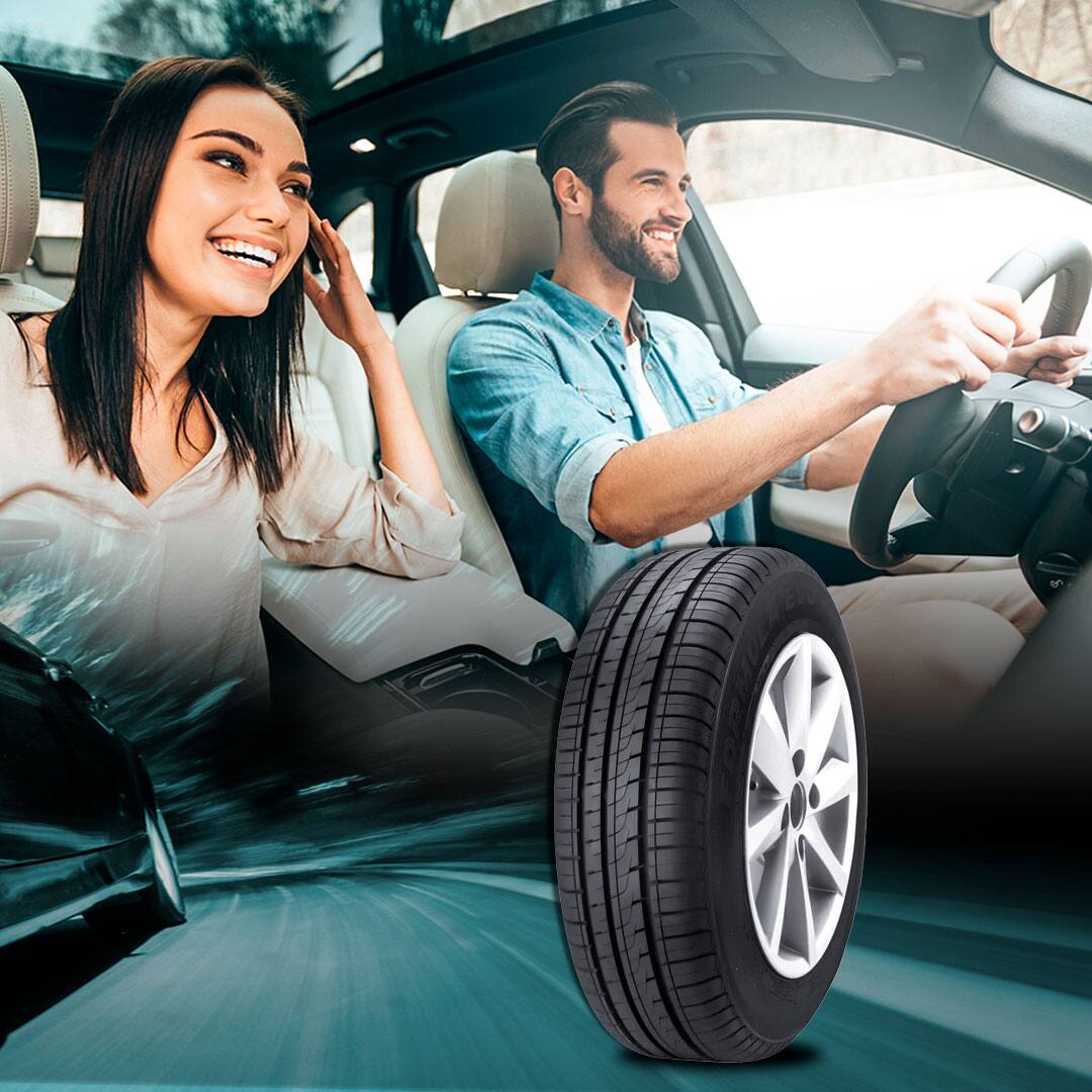 imagem mostra homem e mulher em um carro passeando e o pneu em primeiro plano na imagem