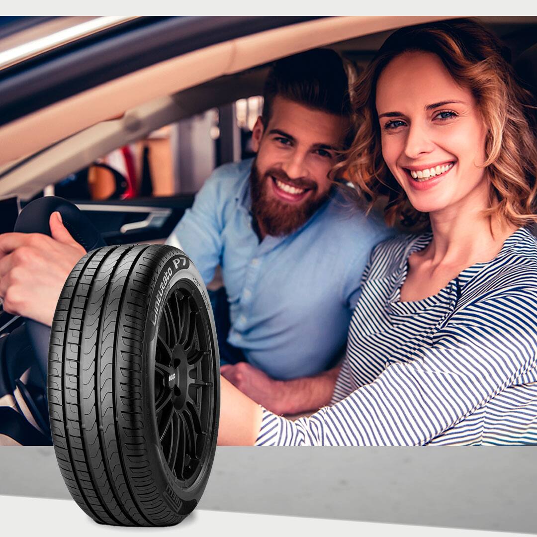 Casal dentro do carro, com o Pneu Pirelli Cinturato P7 em evidência