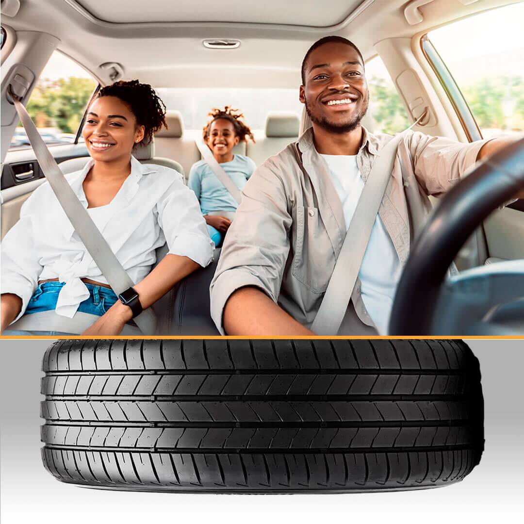 Casal e criança dentro do carro, com o Pneu Bridgestone Turanza T005 em evidência