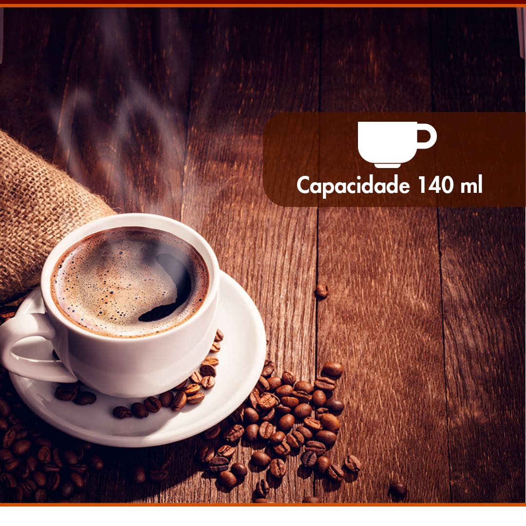 foto de uma xícara de café com grãos de café ao redor 