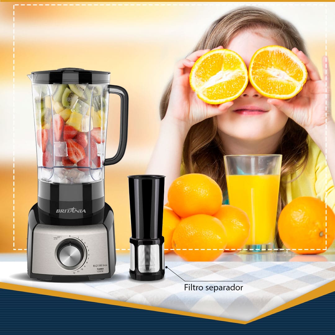 imagem mostra o liquidificador em primeiro plano e uma menina segurando laranjas cortadas na frente dos olhos, na frente dela há um copo de suco de laranja e algumas laranjas