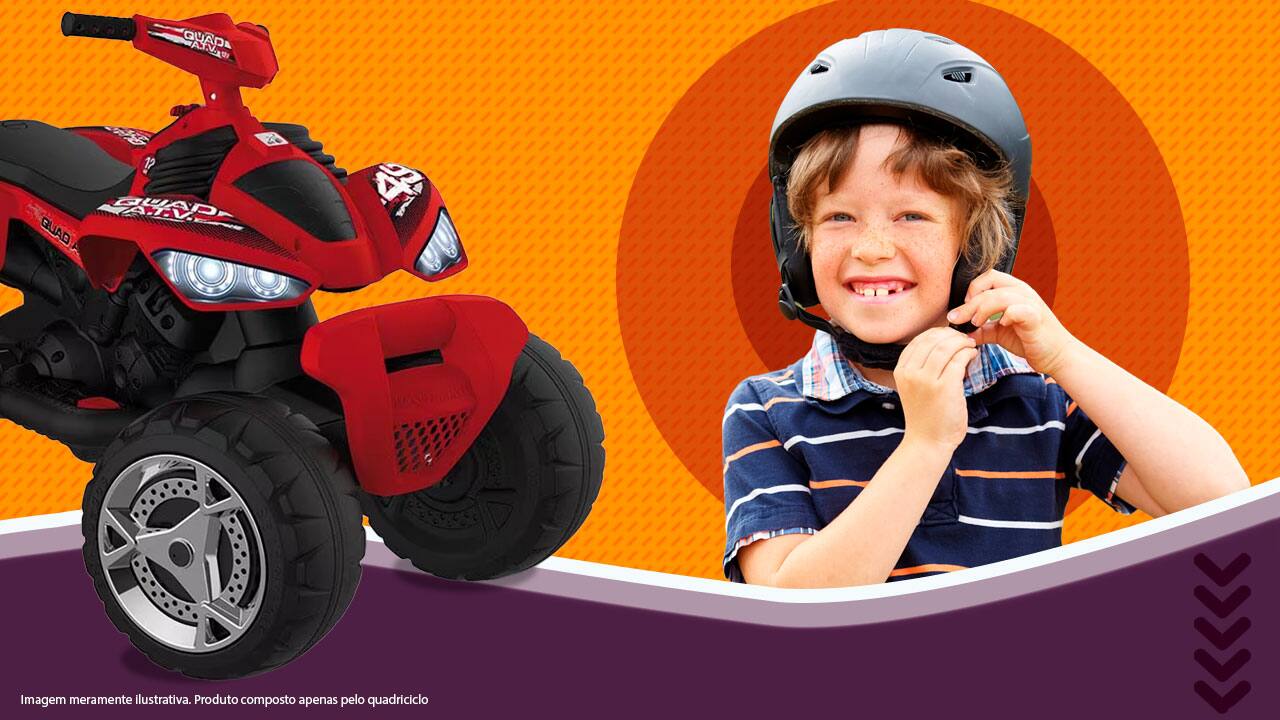 Quadriciclo Elétrico Bandeirante luz farol aceso ligado rodas pneus pretos menino garoto criança sorriso sorrindo capacete preto camiseta listras