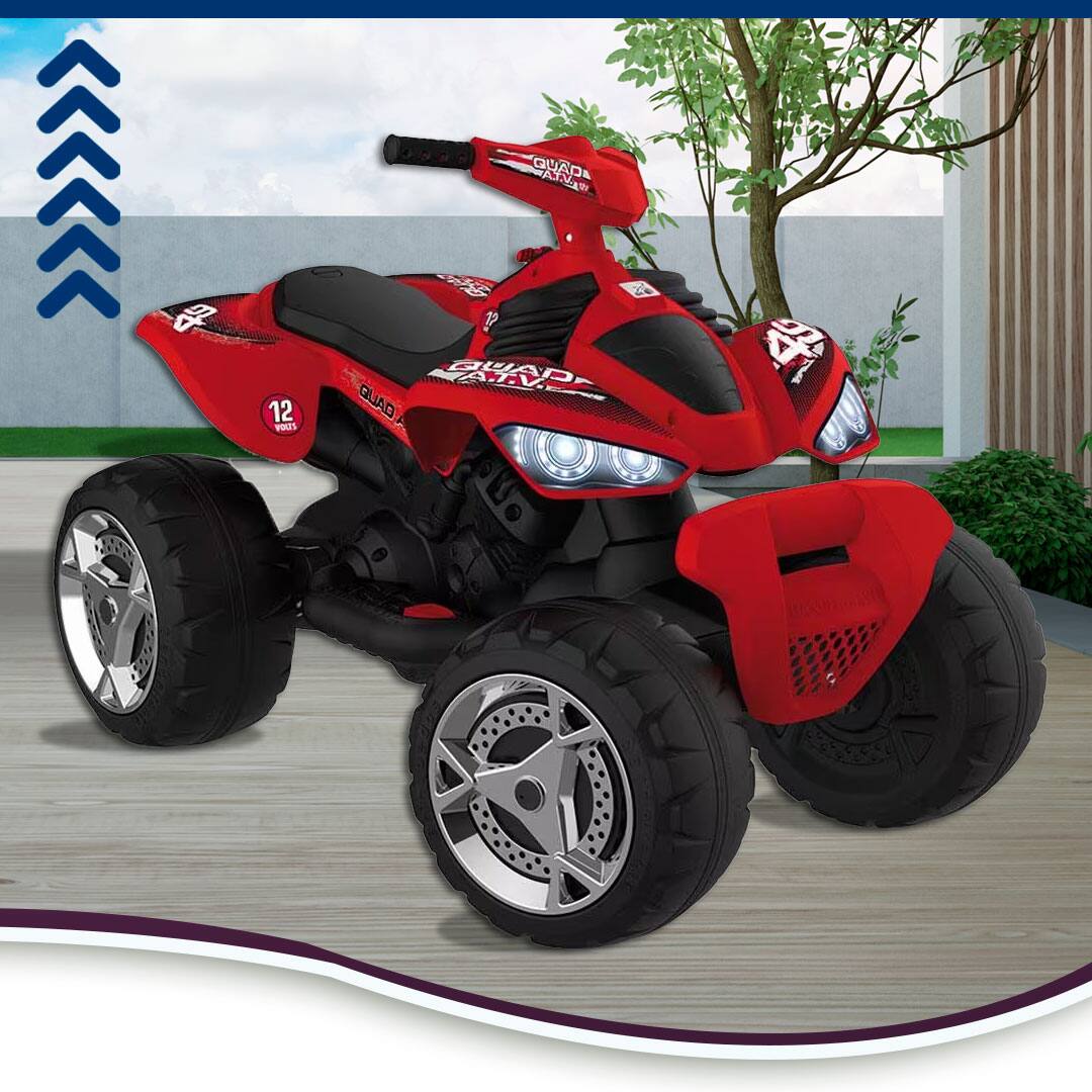 Quadriciclo Elétrico Bandeirante vermelho rodas pretas piso chão marrom árvore planta verde campo gramado céu azul nuvens brancas